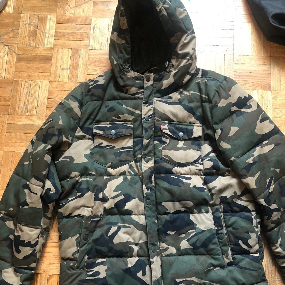 Levi's Men's Camouflage Puffer Jacket in Green & Tan